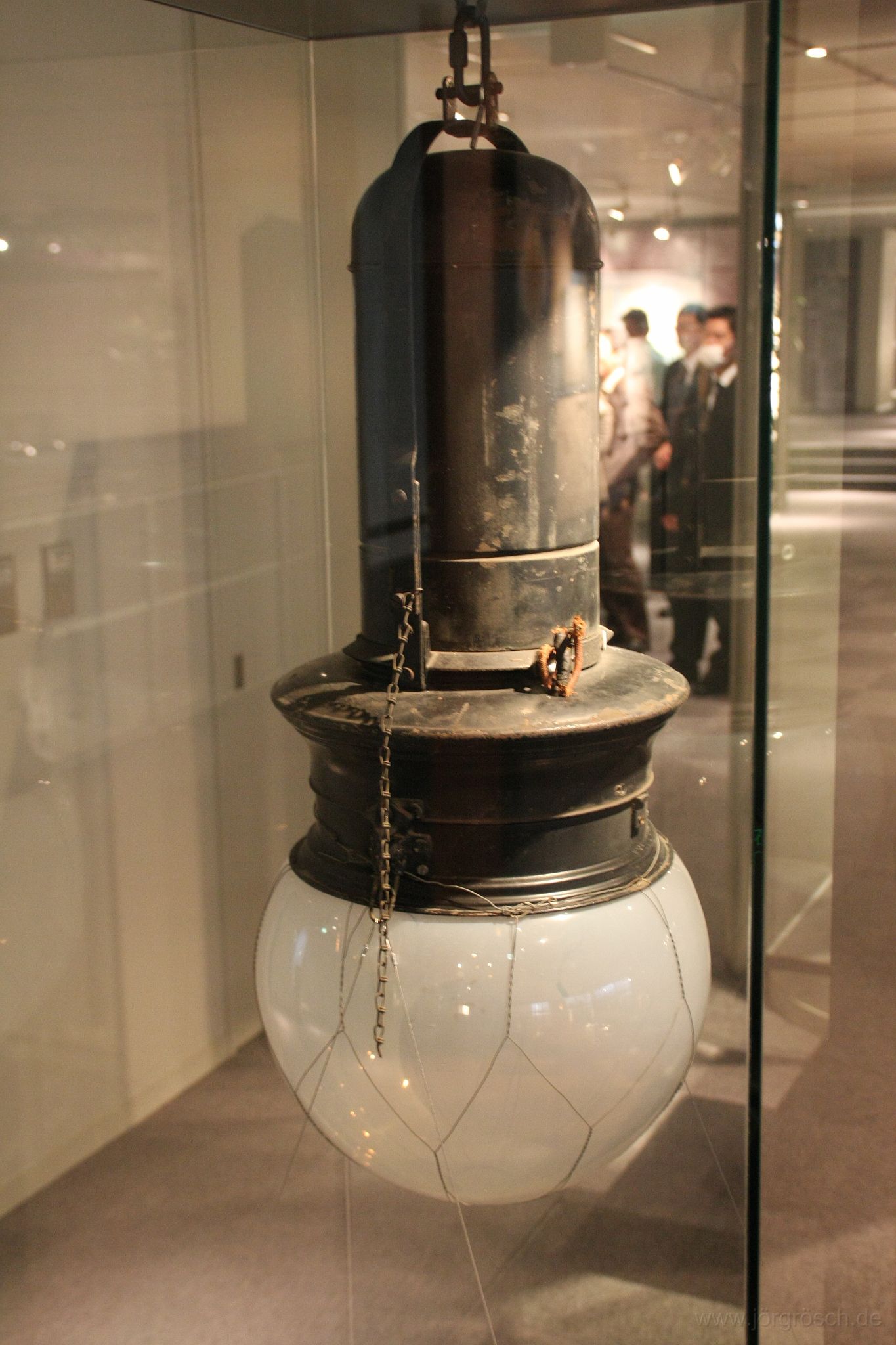 20071024-lampe.jpg - Quarzlampen aus Hanau für den japanischen Kaiser, Elektrizitätsmuseum Yokohama/横浜