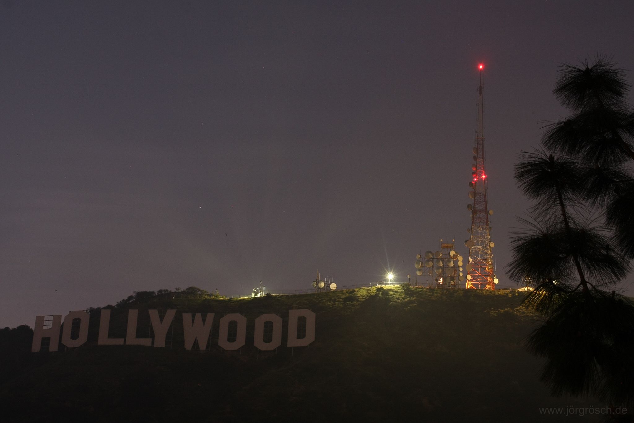 20090321-1-hollywood.jpg - Das Schild ... und die Antennen