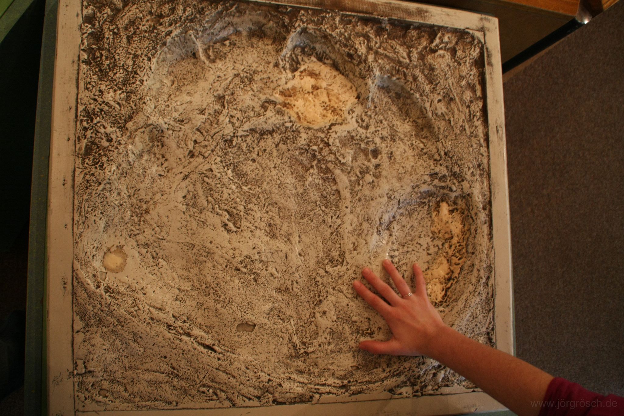 20090322-tar-pits.jpg - Megs Hand im Abdruck eines Mammuts