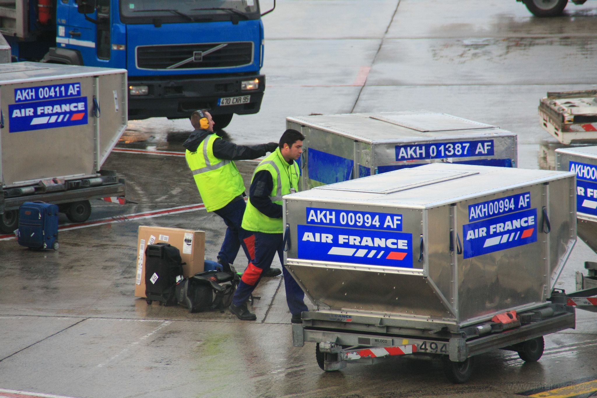 20090327-diekiste.jpg - die Pappkiste wird wie ein rohes Ei behandelt, Danke Air France!, Paris CDG