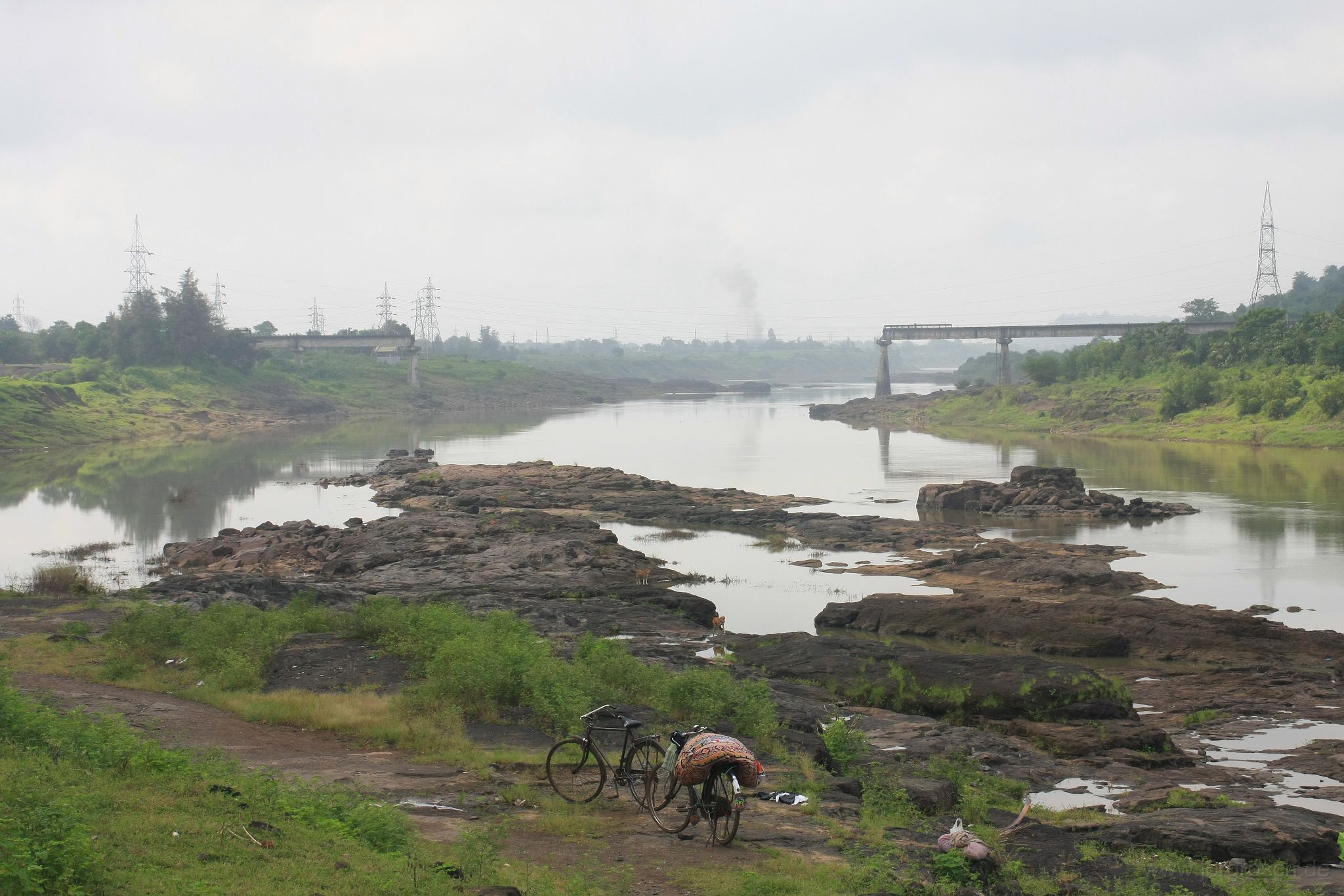 20100918-fluss-silvassa.JPG - Fluss aus dem Industriegebiet in सिल्वासा/Silvāsā/સિલવાસા, Indien