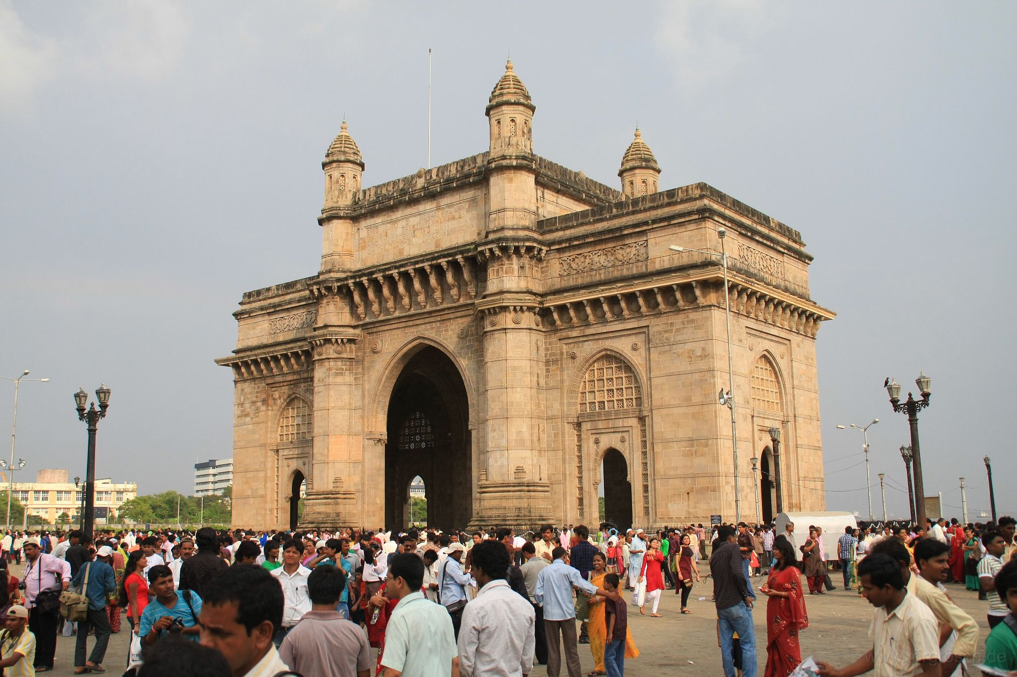 20100921-gatewaytoindia.jpg - Touristen am Gateway to India, Bombay/मुंबई/Mumbaī