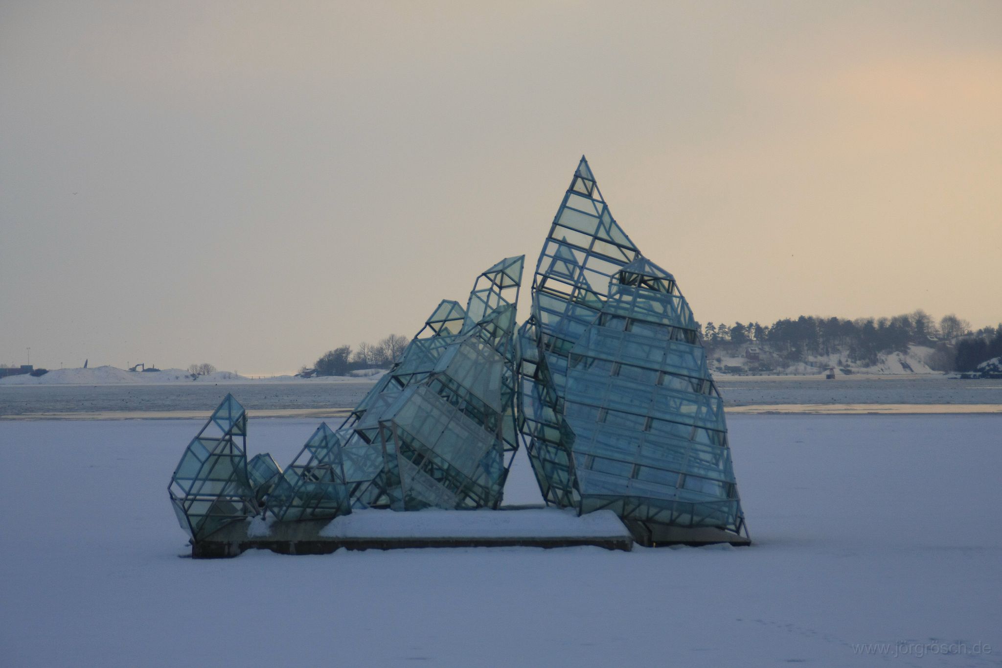 20110308-olsoskulptur.jpg - im Hafen von Oslo