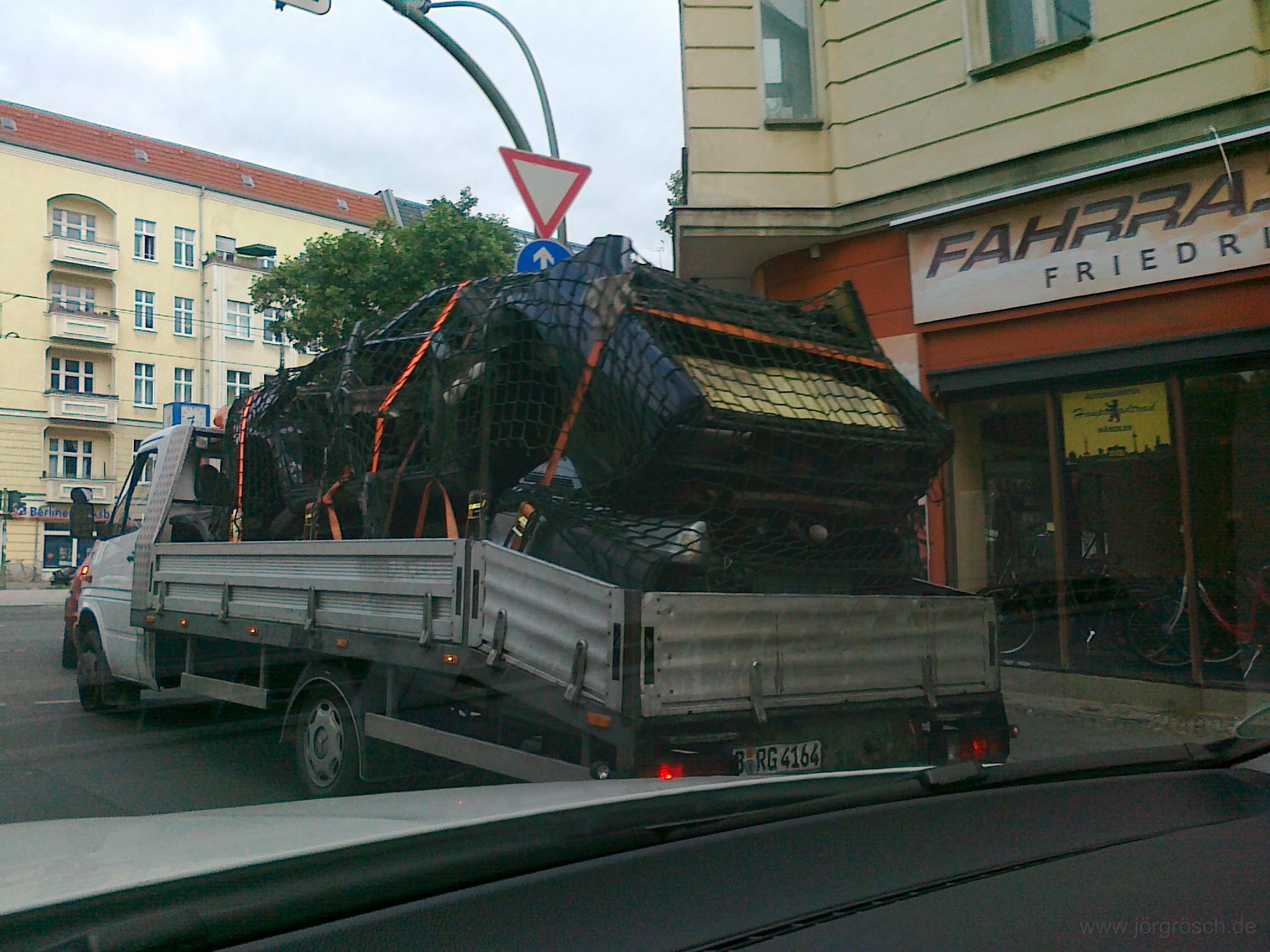 20110916-verbrannte-autos.jpg - Abtransport von verbrannten Autos - Berlin-Friedrichshain