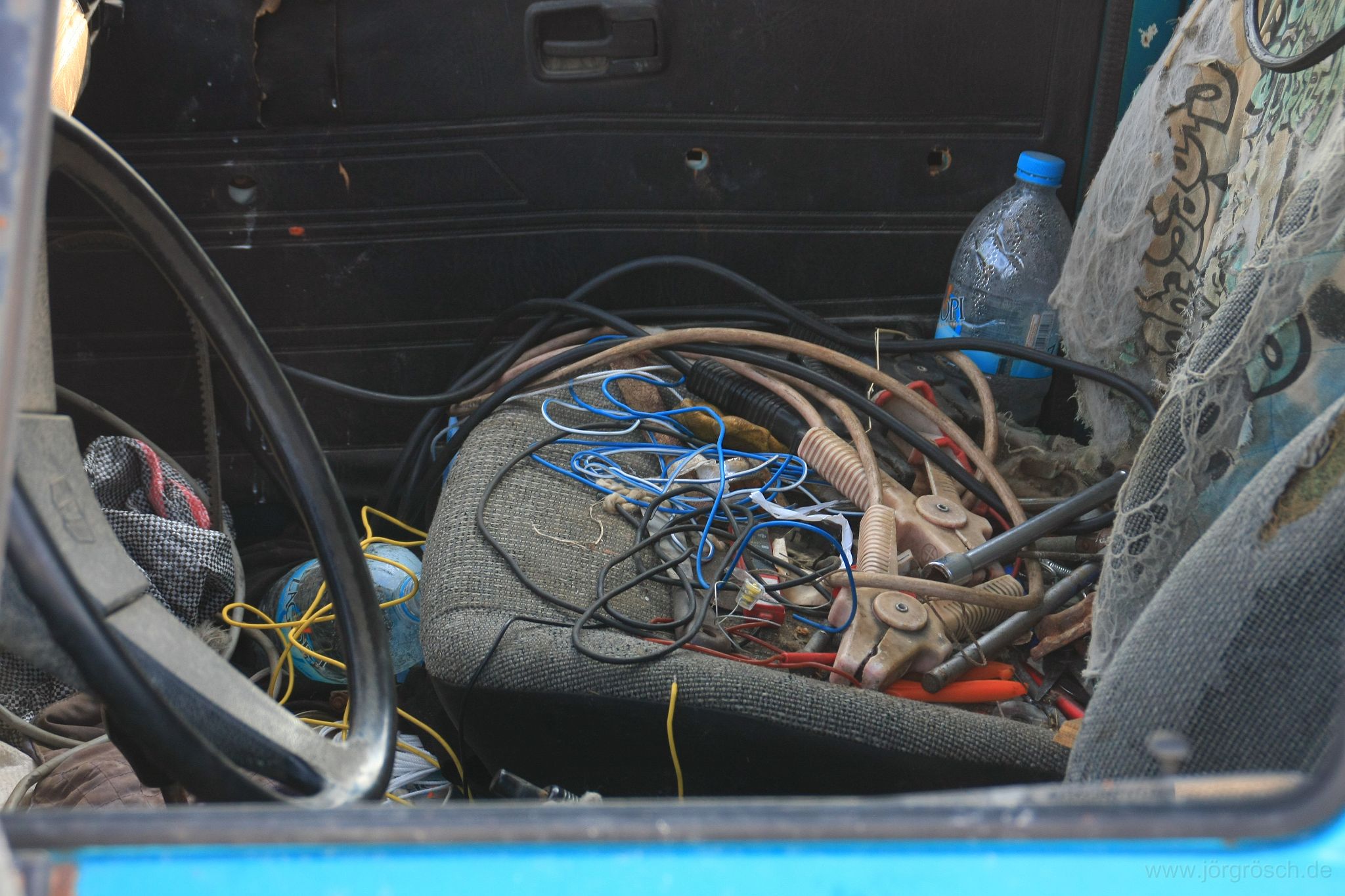 20111007-autokabel.jpg - Kabelsalat