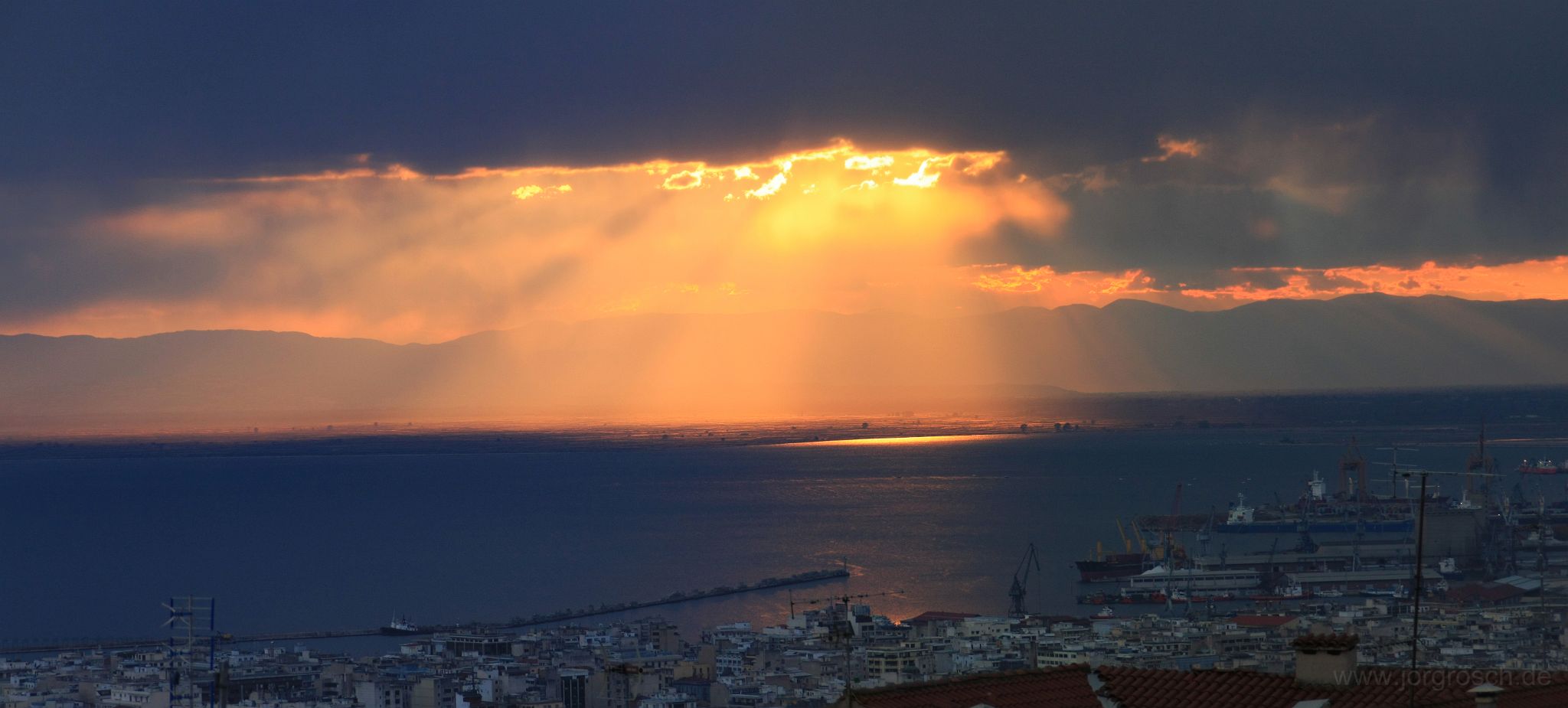 20111015-goetterdaemmerung.jpg - Rückendeckung durch die Götter am Olymp/Όλυμπος für die Bevölkerung von Thessaloniki/Θεσσαλονίκη