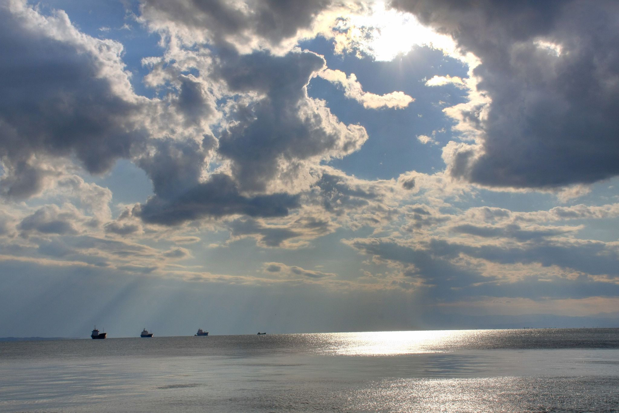 20111016-wolken-tessaloniki.jpg - Schiffe vor Thessaloniki / Θεσσαλονίκη