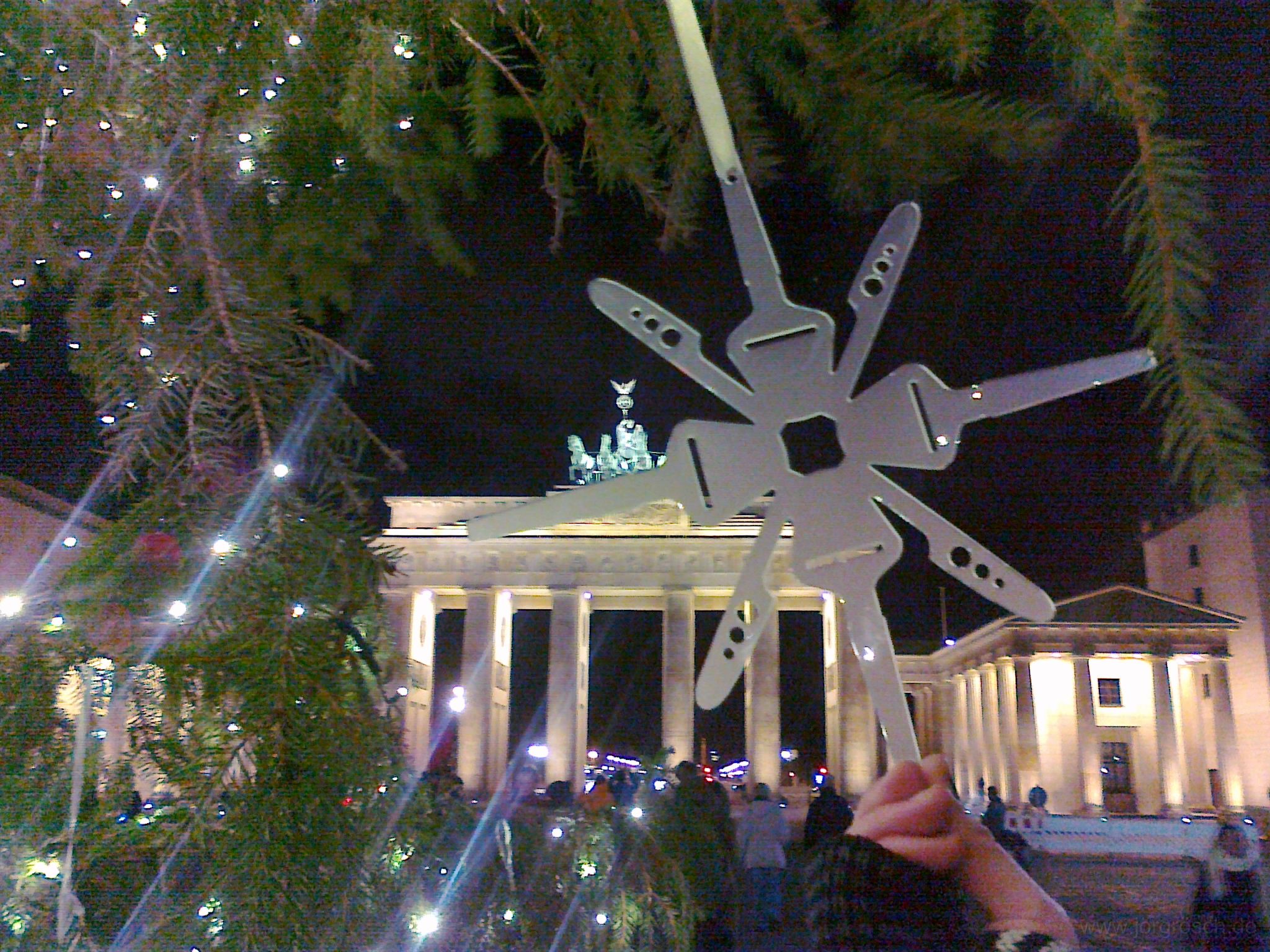20111127juletre-pariser_platz.jpg - ostehøvler på Brandenburger Tor-en