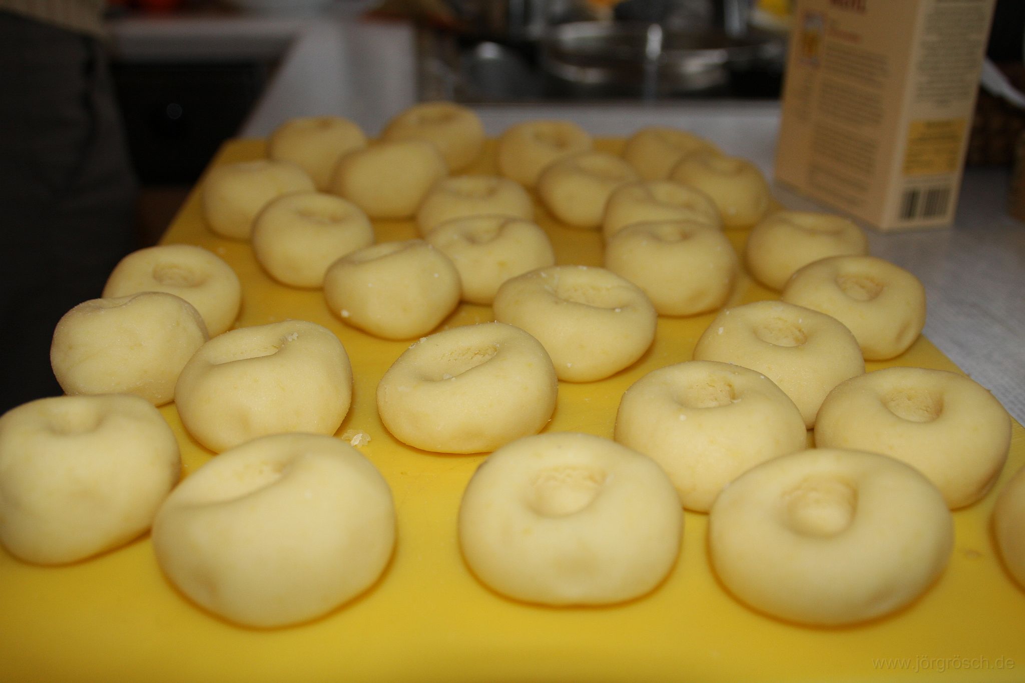 20111224-knoedel.jpg - Kluski śląskie - schlesische Knödel vor dem Wasserbad