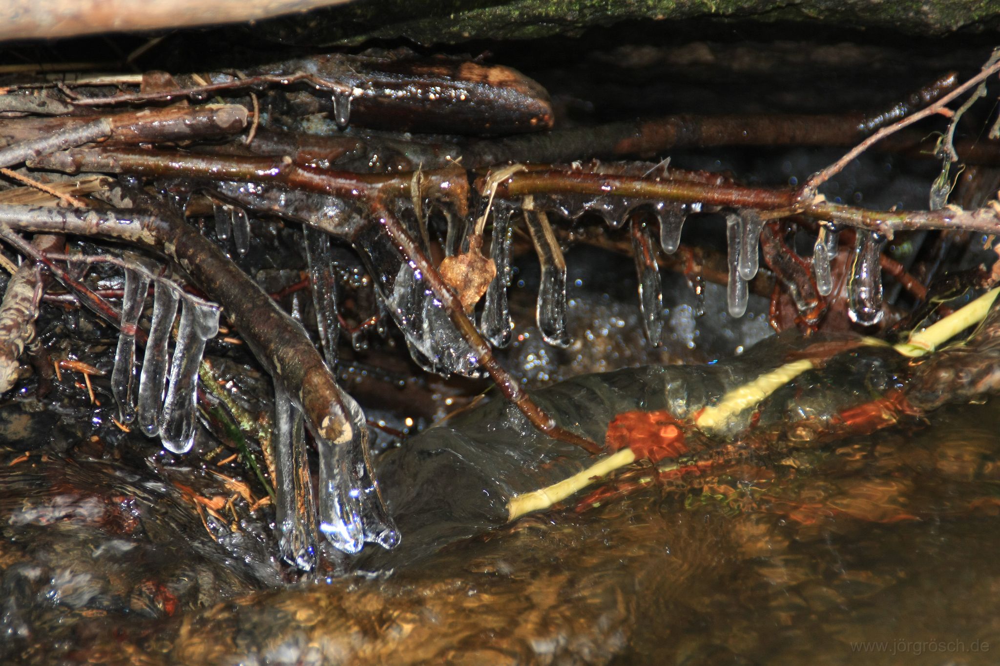 20130323-2-eisimwasser.jpg - Eiszapfen im Waldnaabtal