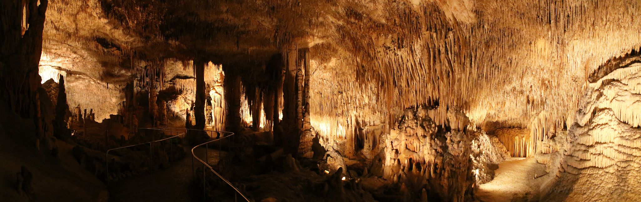 20151028-drachenhoehle-tropfstein.jpg - Estalactites / Stalaktiten in der Cuevas Drach / Drachenhöhle, Mallorca