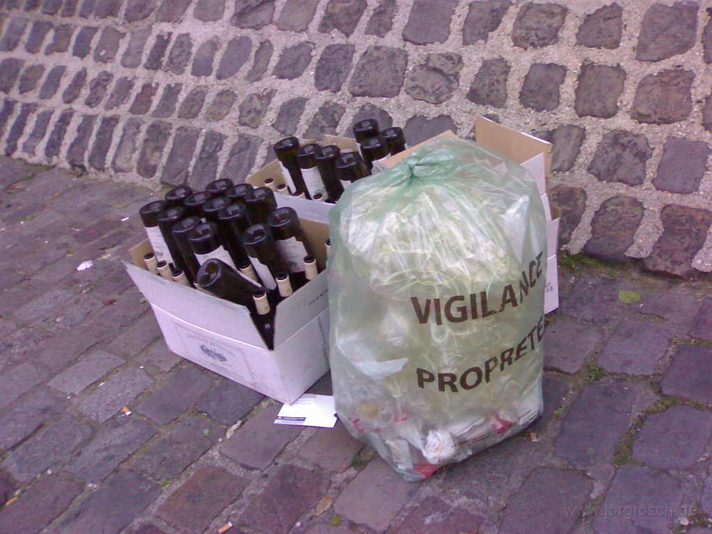 w-all-01.jpg - leere Weinflaschen, Paris