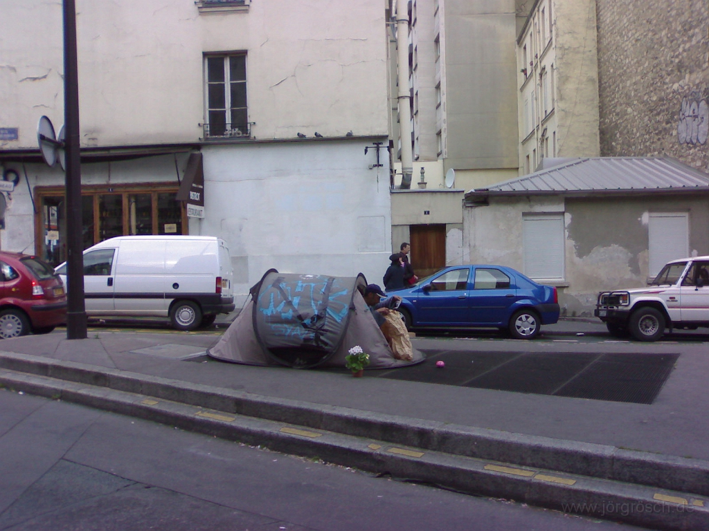 w-all-02.jpg - Obdachloser mit Zelt, Paris