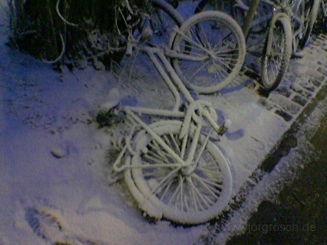 w-rad-01.jpg - Fahrrad im Schnee, München Leopoldstraße
