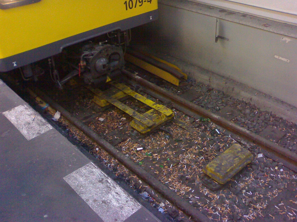 w-rau-01.jpg - Zigarettenkippen, U-Bahn Warschauer Straße