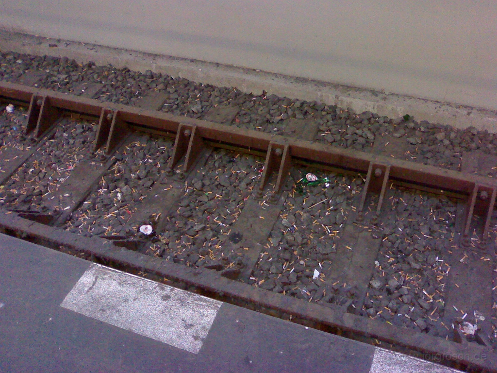 w-rau-02.jpg - Zigarettenkippen, U-Bahn Warschauer Straße