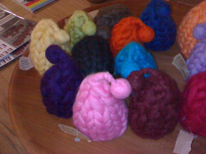 w-sti-06.JPG - Zumpel- oder Wichtlmützen als Eierwärmer, Stilwerk, Berlin