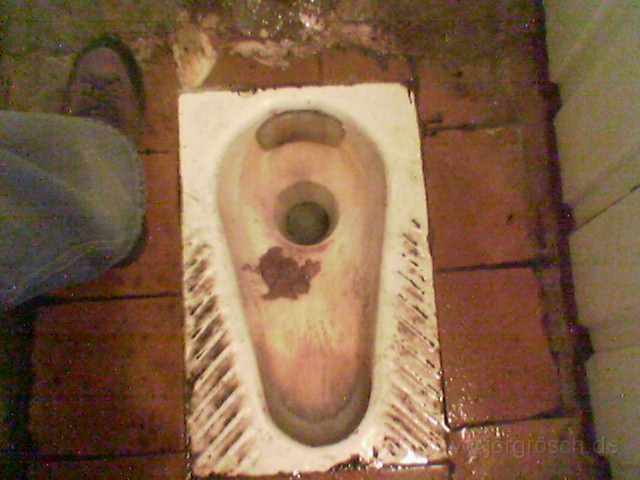 w-men-02.jpg - Toilette am Flohmarkt, Moskau