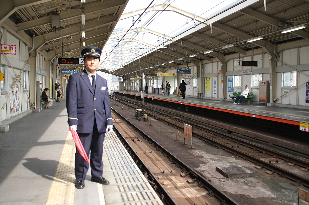 img_1685.jpg - am Bahnhof, irgendwo im Tokio